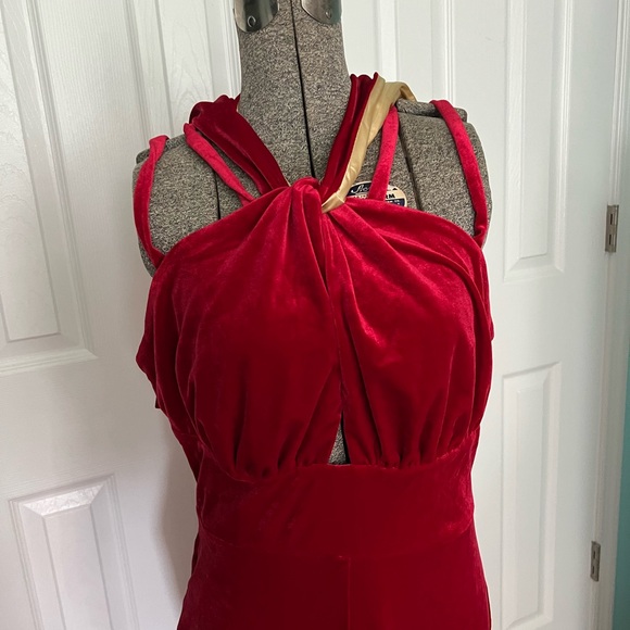 Elle Rebel Hollywoodland caped dress in red velvet - Picture 5 of 6